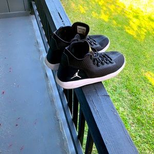 JORDAN MEN REVEAL (BLACK/BLACK/WHITE/WHITE)